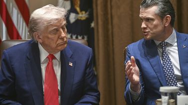 El presidente Donald Trump y el secretario de Defensa Pete Hegseth en la Casa Blanca en Washington el 10 de abril del 2025 (Pool via AP)