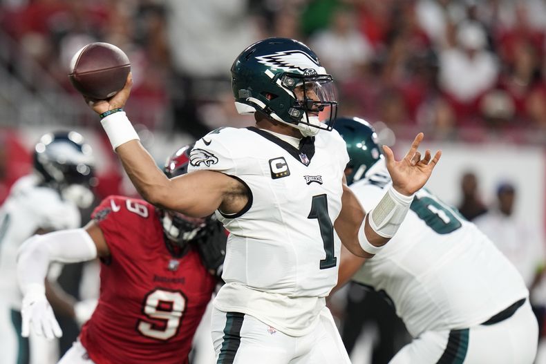 El quarterback de los Eagles de Filadelfia Jalen Hurts lanza el balón en el encuentro ante los Buccaneers de Tampa Bay el lunes 25 de septiembre del 2023. (AP Foto/Chris OMeara)