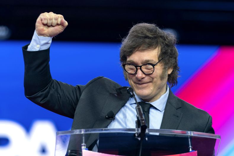 Archivo - El presidente de Argentina, Javier Milei, habla durante la Conferencia de Acción Política Conservadora, CPAC 2024, en el National Harbor, en Oxon Hill, Maryland, el 24 de febrero de 2024. Milei afirmó el miércoles 13 de noviembre de 2024 que confía en cerrar un tratado de libre comercio con Estados Unidos tras el reciente triunfo de Donald Trump en las elecciones presidenciales de ese país, dado la sintonía ideológica entre ambos. (Foto AP/José Luis Magana, Archivo)