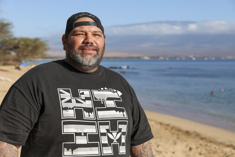 Joshua Kamalo, de 43 años, en la playa de Haycraft Park, el miércoles 18 de diciembre de 2024, en Maalaea, Hawaii. (AP foto/Marco Garcia)
