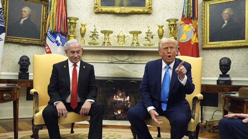 El presidente Donald Trump se reúne con el primer ministro israelí Benjamin Netanyahu en la Oficina Oval de la Casa Blanca, el martes 4 de febrero de 2025, en Washington. (AP Foto/Evan Vucci)