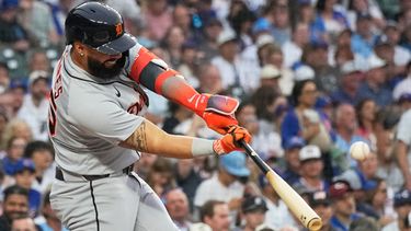 Gleyber Torres, de los Tigres de Detroit, conecta un sencillo durante la primera entrada de un partido de béisbol contra los Cachorros de Chicago en Chicago, el lunes 20 de julio de 2026. (Foto AP/Nam Y. Huh)