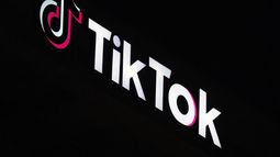 ARCHIVO – El logotipo de TikTok en la parte alta de su edificio en Culver City, California, el 3 de diciembre de 2024. (AP Foto/Richard Vogel, Archivo)
