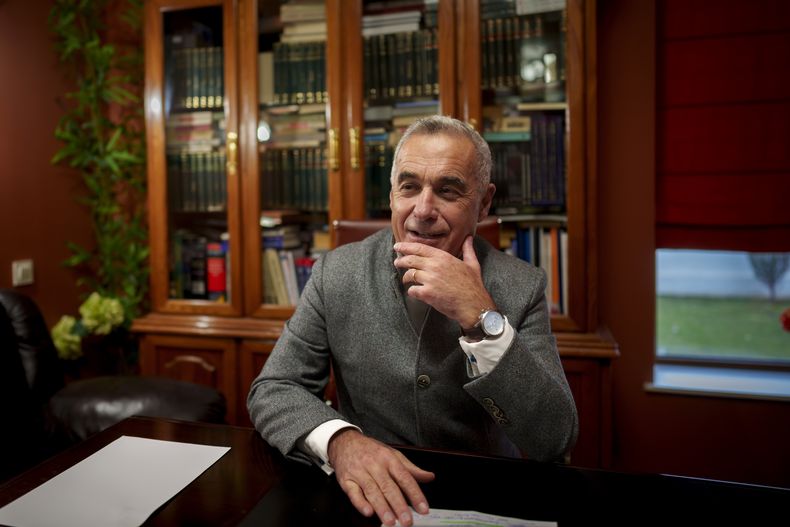 Calin Georgescu, el candidato independiente a la presidencia que ganó la primera ronda de las elecciones presidenciales, habla tras una entrevista con The Associated Press en Izvorani, Rumania, el miércoles 4 de diciembre de 2024. (Foto AP/Vadim Ghirda)
