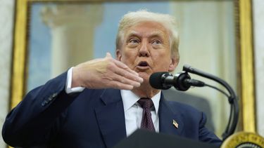 El presidente Donald Trump hace un anuncio acerca de Apple con el CEO de la empresa, Tim Cook, en la Sala Oval de la Casa Blanca, el miércoles 6 de agosto de 2025, En Washington. (AP Foto/Alex Brandon)
