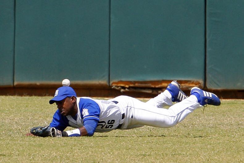 Carlos Tabares, considera que los equipos de Grandes Ligas otorgan a los cubanos esos enormes contratos "para seguir incitando a las deserciones y contrarrestar los cambios que está haciendo el estado cubano".