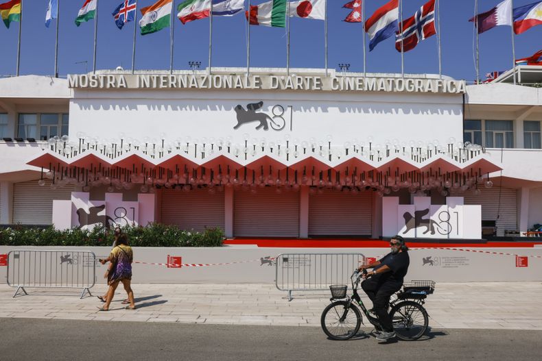 ARCHIVO - Asistentes al festival pasan por la alfombra roja de la 81ª edición del Festival de Cine de Venecia en Venecia, Italia, el 27 de agosto de 2024. (Foto Vianney Le Caer/Invision/AP, archivo)