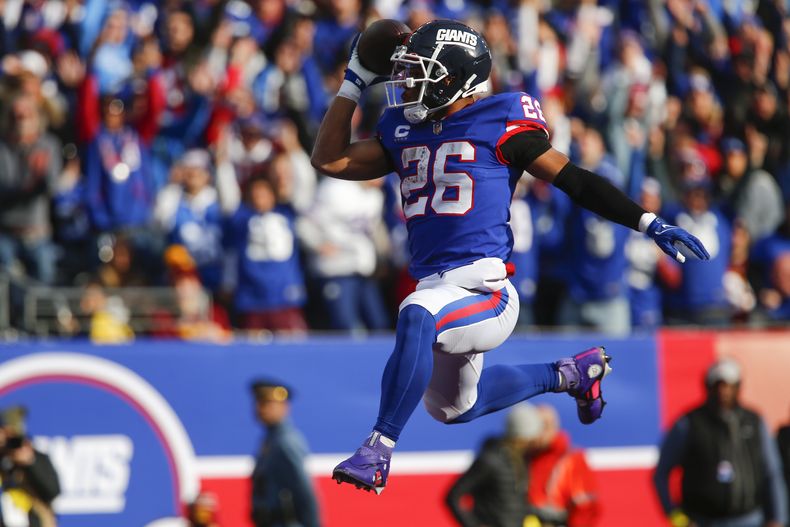 ARCHIVO - Saquon Barkley de los Giants de Nueva York anota un touchdown ante los Commanders de Washington, el domingo 4 de diciembre de 2022, en East Rutherford, Nueva Jersey. (AP Foto/John Munson)