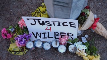 Flores y velas cerca del sitio donde un venezolano fue baleado en su vehículo por un agente del Servicio de Inmigración y Control de Aduanas (ICE, por sus siglas en inglés), en Austin, Texas, el lunes 21 de septiembre de 2026. (AP Foto/Eric Gay)
