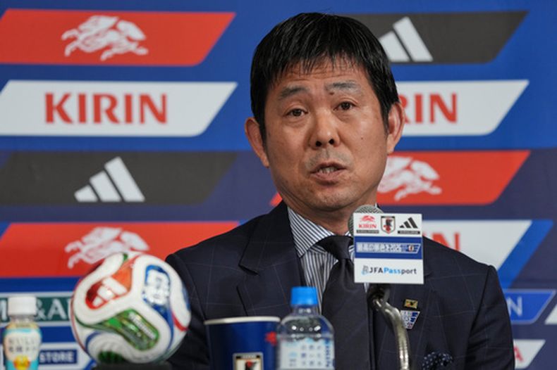 Hajime Moriyasu, el técnico de la selección de Japón, durante una rueda de prensa, el viernes 15 de mayo de 2026, en Tokio. (AP Foto/Eugene Hoshiko)