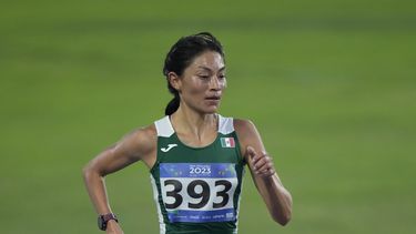 La mexicana Laura Galván disputa la final de los 10.000 metros en los Juegos Centroamericanos y del Caribe en San Salvador, el jueves 6 de julio de 2023 (AP Foto/Arnulfo Franco)