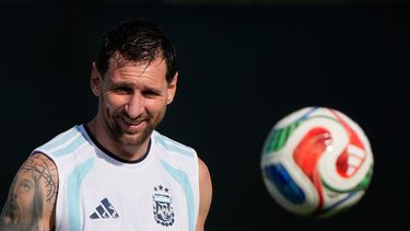 El capitán de Argentina, Lionel Messi, se entrena para el Mundial en Kansas City, el lunes 29 de junio, 2026. (AP Foto/Charlie Riedel)