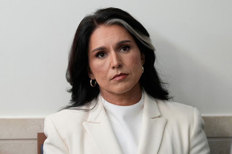 ARCHIVO - La directora de Inteligencia Nacional, Tulsi Gabbard, escucha en la sala de prensa James Brady de la Casa Blanca, el 23 de julio de 2025, en Washington. (AP Foto/Alex Brandon, Archivo)