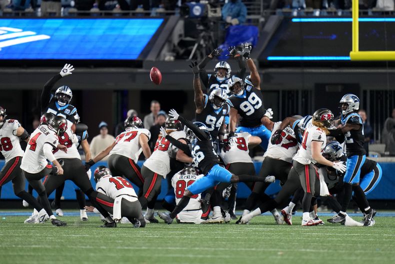 Chase McLaughlin, pateador de los Buccaneers de Tampa Bay, convierte el gol de campo de la victoria contra los Panthers de Carolina durante el tiempo extra del partido de la NFL, el domingo 1 de diciembre de 2024, en Charlotte, Carolina del Norte. (AP Foto/Rusty Jones)