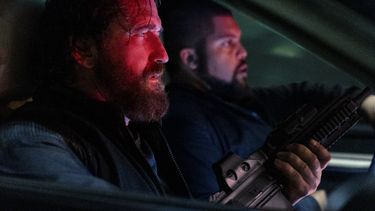 Esta imagen proporcionada por Lionsgate muestra a los actores Gerard Butler, izquierda, y OShea Jackson Jr. en una escena de la película Den of Thieves 2: Pantera. (Rico Torres/Lionsgate vía AP)