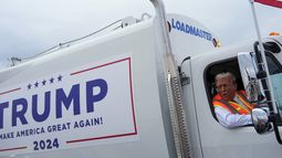 El candidato presidencial republicano, el expresidente Donald Trump, habla con los reporteros desde el interior de un camión de basura, el miércoles 30 de octubre de 2024, en Green Bay, Wisconsin. (AP Foto/Julia Demaree Nikhinson)