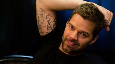 ricky martin estrena look para interpretar al amante de versace