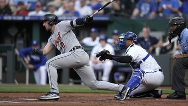 Matt Vierling, de los Tigres de Detroit, golpea un sencillo de dos carreras durante el primer inning del juego de la MLB frente a los Reales de Kansas City, el 22 de mayo en 2023, en Kansas City, Missouri. (AP Foto/Charlie Riedel)