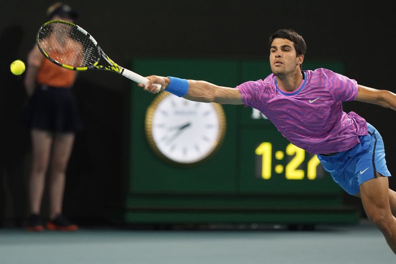 ARCHIVO - Carlos Alcaraz intenta devolver un tiro de Grigor Dimitrov durante el Abierto de Miami, el jueves 28 de marzo de 2024. (AP Foto/Marta Lavandier)