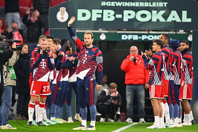 Harry Kane, centro, del Bayern Múnich, ganador del Balón de Oro, saluda a los fanáticos previo al partido de fútbol de la Copa alemana entre Bayern Múnich y 1. FC Magdeburg, el miércoles 28 de octubre de 2026, en Múnich, Alemania. (Tom Weller/dpa via AP)