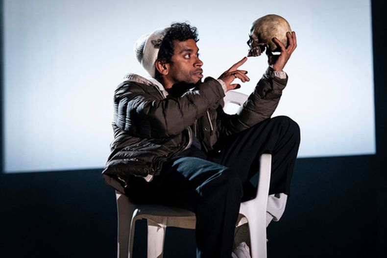 Esta imagen, difundida por Polk Co., muestra a Hiran Abeysekera en el papel de Hamlet en el Teatro Nacional de Londres el 25 de septiembre de 2025. (Sam Taylor/Polk Co. via AP)