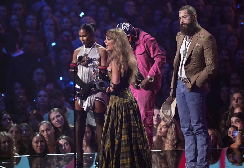 Taylor Swift, centro, y Post Malone, extremo derecho, aceptan el premio a la mejor colaboración por Fortnight en los Premios MTV a los Videos Musicales el miércoles 11 de septiembre de 2024 en el UBS Arena de Elmont, Nueva York. (Foto Charles Sykes/Invision/AP)