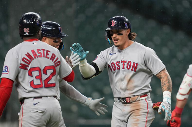 Jarren Durán, derecha, de los Medias Rojas de Boston, celebra su cuadrangular de tres carreras con Andruw Monasterio (32) y Carlos Narváez durante la séptima entrada del juego de béisbol de Grandes Ligas contra los Tigres de Detroit, el lunes 4 de mayo de 2026, en Detroit. (AP Foto/Paul Sancya)