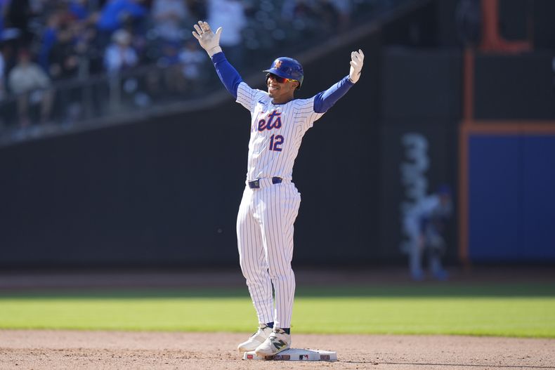 Francisco Lindor de los Mets de Nueva York reacciona tras batear el doble de dos carreras de la victoria en la 11ma entrada ante los Cachorros de Chicago el jueves 2 de mayo del 2024. (AP Foto/Seth Wenig)