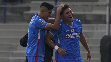 Cruz Azul vence a Pumas y los deja casi eliminados