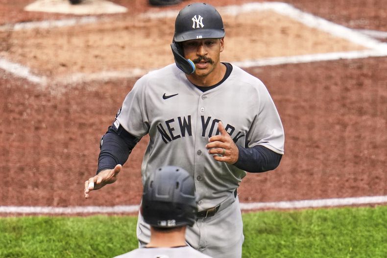Trent Grizham, de los Yankees de Nueva York, vuelve a la cueva luego de batear un jonrón ante los Piratas de Pittsburgh, en el tercer inning del juego del sábado 5 de abril de 2025 (AP Foto/Gene J. Puskar)
