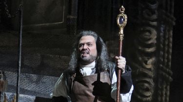 ARCHIVO -El cantante de ópera David Daniels interpreta a Próspero durante el último ensayo general de La isla encantada, en la Ópera Metropolitana de Nueva York el 28 de diciembre de 2011. Daniels, un reconocido cantante de ópera, y su esposo se declararon culpables de agredir sexualmente a otro cantante en Houston el 4 de agosto de 2023. (Foto AP/Mary Altaffer, archivo)