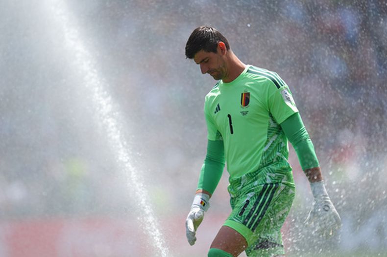 El arquero belga Thibaut Courtois reacciona tras el gol de Egipto en el partido del Grupo G del Mundial, el lunes 15 de junio de 2026, en Seattle. (AP Foto/Manu Fernández)