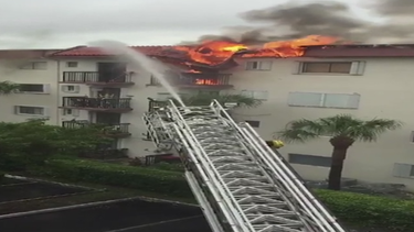 damnificados molestos por falta de energia electrica en condominio de hialeah