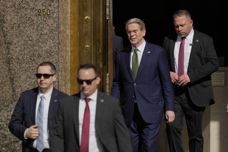 El secretario del Tesoro de Estados Unidos, Scott Bessent, segundo por la derecha, sale del Ministerio de Economía de Argentina rumbo a la casa presidencial en Buenos Aires, el lunes 14 de abril de 2025. (AP Foto/Natacha Pisarenko)
