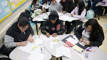 ARCHIVO - Estudiantes trabajan en la Escuela Secundaria Benjamin O. Davis, en Compton, California, el 6 de febrero de 2025. (AP Foto/Eric Thayer, archivo)