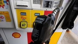 ARCHIVO - Una pantalla muestra el precio del combustible mientras un cliente sostiene una manguera antes de llenar el depósito de su vehículo en una gasolinera en Lincolnshire, Illinois, el 15 de abril de 2026. (AP Foto/Nam Y. Huh, archivo) ARCHIVO - Una pantalla muestra el precio del combustible mientras un cliente sostiene una manguera antes de llenar el depósito de su vehículo en una gasolinera en Lincolnshire, Illinois, el 15 de abril de 2026. (AP Foto/Nam Y. Huh, archivo)
