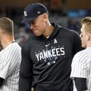 Aaron Judge, centro, jardinero de los Yanquis de Nueva York, platica con Harrison Bader (22) durante la séptima entrada del juego de béisbol en contra de los Marineros de Seattle, el martes 20 de junio de 2023, en Nueva York. (AP Foto/John Minchillo)