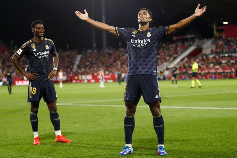 Jude Bellingham del Real Madrid celebra tras anootar el tercer gol de su equipo en el triunfo ante el Girona en la liga española el sábado 30 de septiembre del 2023. (AP Foto/Joan Monfort)