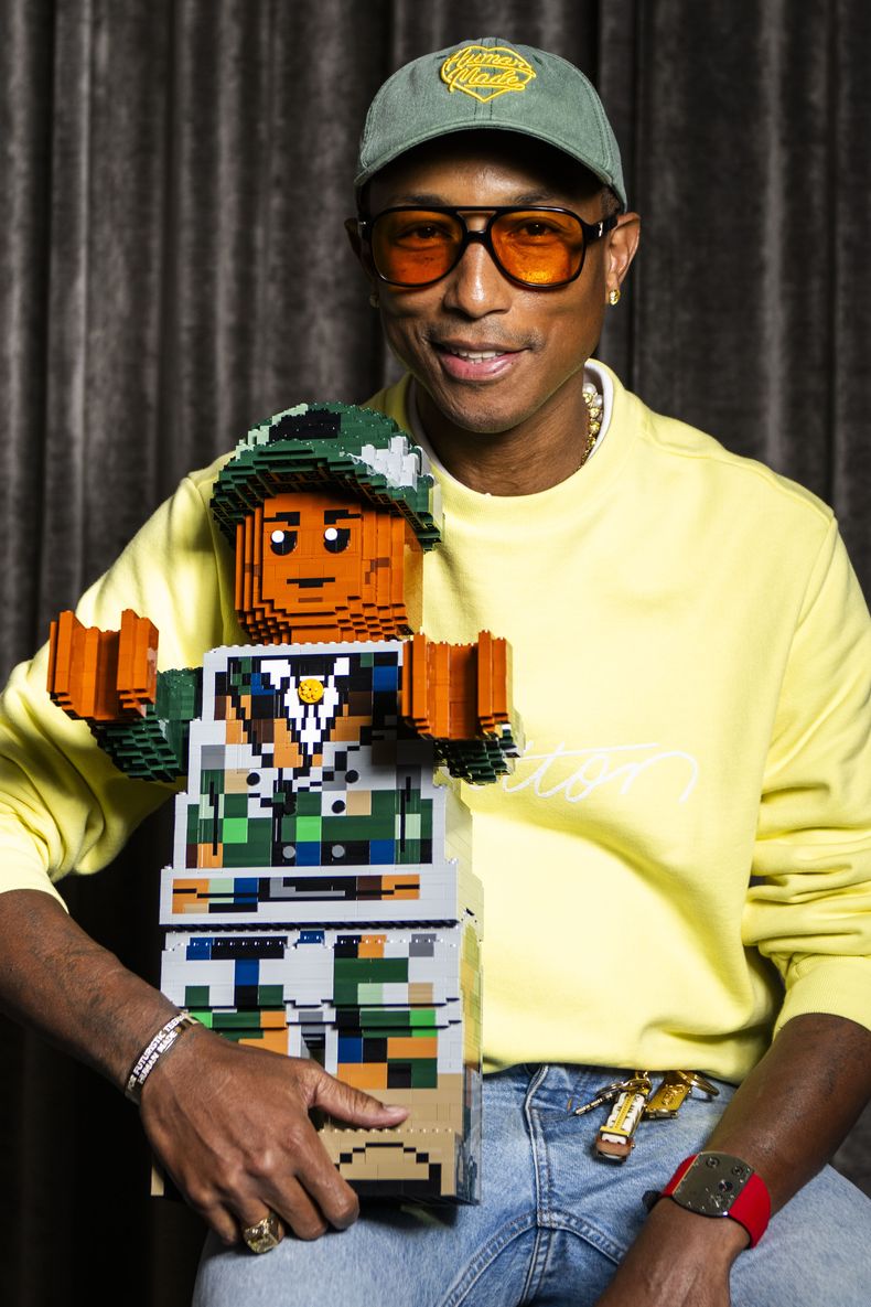 Pharrell Williams posa para promover la película “Piece by Piece” durante el Festival Internacional de Cine de Toronto, el lunes 9 de septiembre de 2024, en Toronto. (Foto Arthur Mola/Invision/AP)