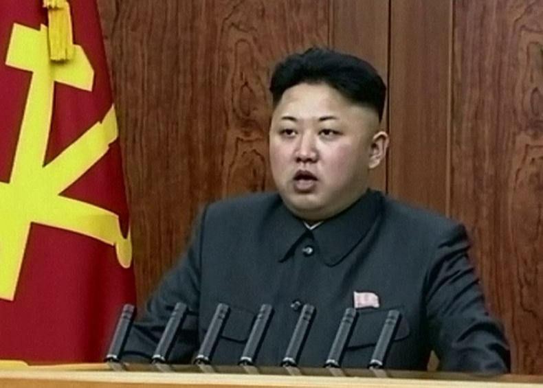 Imagen captada de un video y distribuida el 1 de enero de 2014 donde se ve al l&iacute;der norcoreano Kim Jong Un dando el mensaje de A&ntilde;o Nuevo en Pyongyang. (Foto AP/KRT via AP Video)