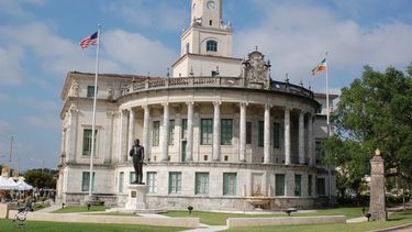 coral gables se prepara para elegir a su nuevo alcalde