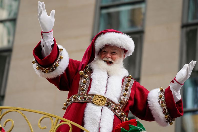 El Santa Claus de Macys reacciona mientras viaja en su trineo durante el Desfile del Día de Acción de Gracias de Macys, el jueves 27 de noviembre de 2025, en Nueva York. (Foto AP/Eduardo Munoz Alvarez)