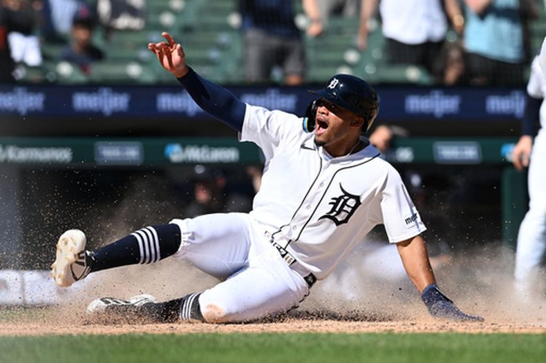 Wenceel Pérez, de los Tigres de Detroit, celebra mientras se desliza en el plato con la carrera de la victoria contra los Marineros de Seattle en la novena entrada de un partido de béisbol, el domingo 7 de junio de 2026, en Detroit. (Foto AP/Lon Horwedel)