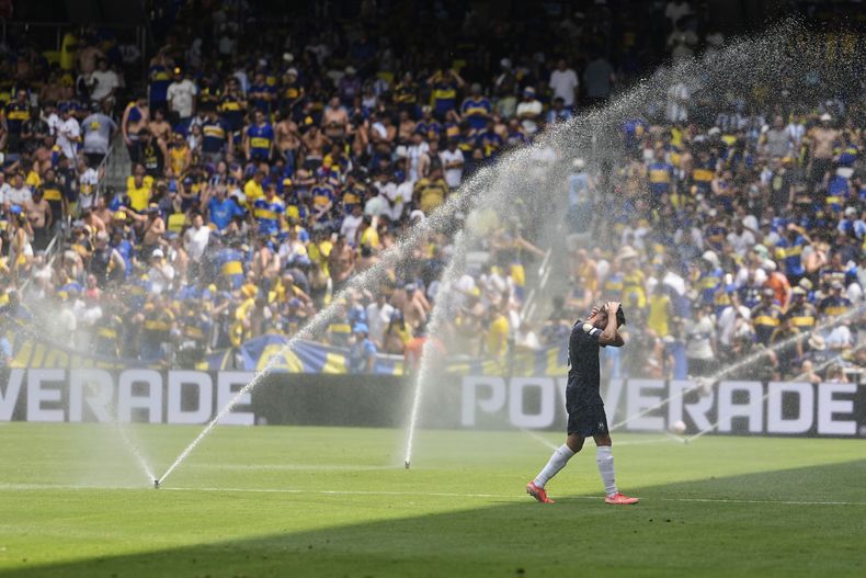 Gerard Garriga, del Auckland City, se refresca con el agua de los aspersores durante una pausa en el partido contra Boca Juniors, el martes 24 de junio de 2025, en Nashville, Tennessee (AP Foto/George Walker IV)
