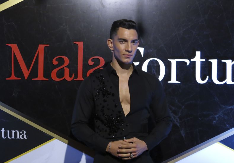 El actor Jorge López posa en la alfombra roja de la serie Mala fortuna en la Ciudad de México el miércoles 16 de agosto de 2023. (Foto AP/Berenice Bautista)