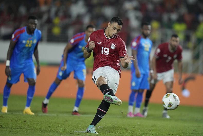 ARCHIVO - Foto del 28 de enero del 2024, el egipcio Mostafa Mohamed anota con un penal en el encuentro de octavos de final de la Copa Africana de Naciones ante la República Democrática del Congo. (AP Foto/Sunday Alamba, Archivo)