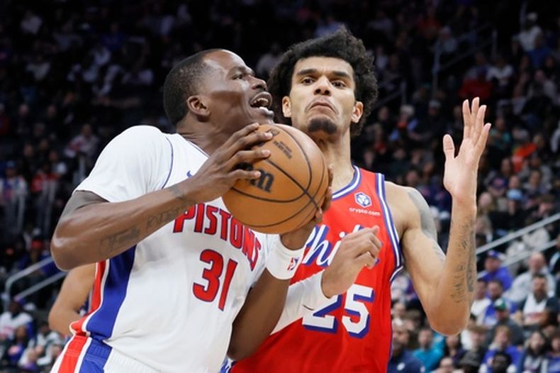 Javonte Green, de los Pistons de Detroit, avanza hacia la cesta en el duelo del jueves 12 de marzo de 2026, ante los 76ers de Filadelfia (AP Foto/Duane Burleson)