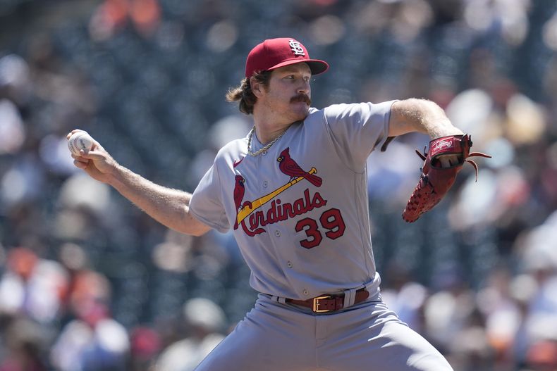Miles Mikolas, lanzador de los Cardenales de San Luis, hace un pitcheo en el juego del jueves 27 de abril de 2023, ante los Gigantes de San Francisco (AP Foto/Jeff Chiu)