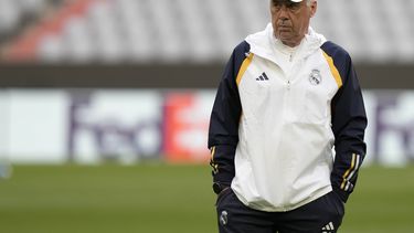 El entrenador del Real Madrid, Carlo Ancelotti, espera el inicio de una sesión de entrenamiento en Múnich, Alemania, el lunes 29 de abril de 2024, antes del partido de ida de las semifinales de la Liga de Campeones entre el FC Bayern de Múnich y el Real Madrid. (AP Foto/Matthias Schrader)