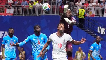 ARCHIVO - El arquero congoleño Lionel Mpasi despeja un balón frente al inglés Jude Bellingham durante el partido por los 16vos de final del Mundial, el 1 de julio de 2026, en Atlanta. (AP Foto/Mike Stewart)
